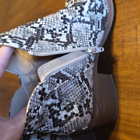 MIA "Auden" snakeskin embossed faux leather ankle boots Sz 7 - Picture 10 of 16